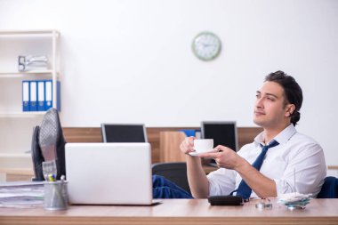 Ofiste çalışan genç bir iş adamı.