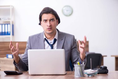 Genç bir erkek işçi aşırı işten memnun değil.