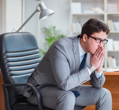 Ofiste çalışan genç bir işadamı.