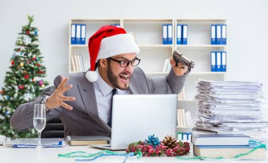 Genç işadamı Noel 'i ofiste kutluyor.