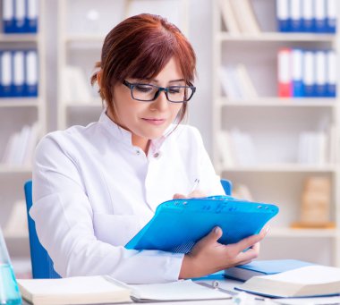 Bir laboratuarda deney yapan kadın bir bilim adamı.