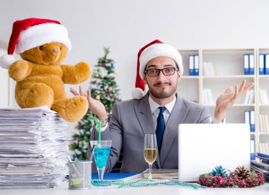 Genç işadamı Noel 'i ofiste kutluyor.