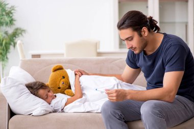 Baba hasta kızına bakıyor.