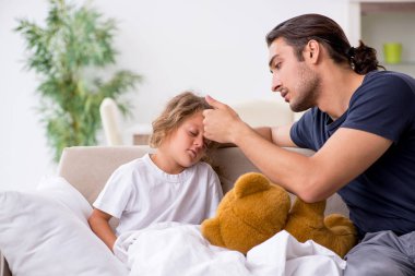 Baba hasta kızına bakıyor.