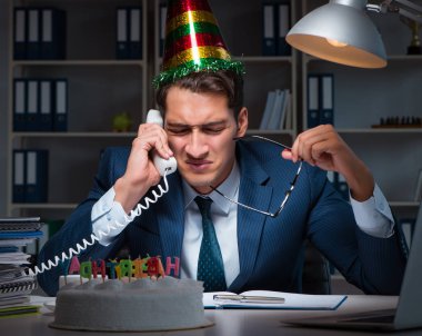 Adam ofiste doğum gününü kutluyor.