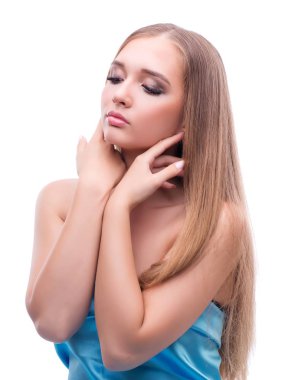 Makyajlı, güzel, genç bir kadın model.