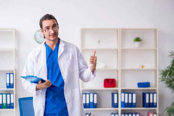 Joven médico masculino que trabaja en la clínica —  Fotos de Stock