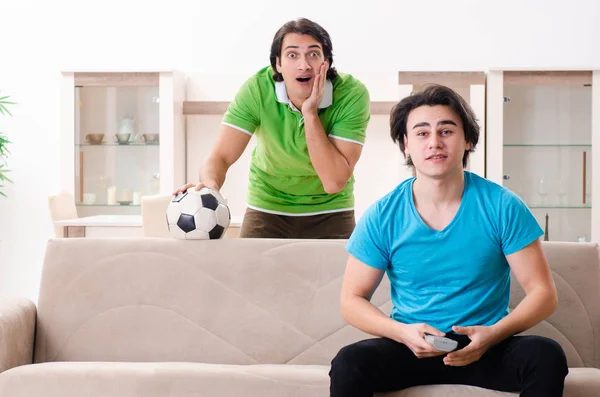 Amigos assistindo futebol em casa — Fotografia de Stock