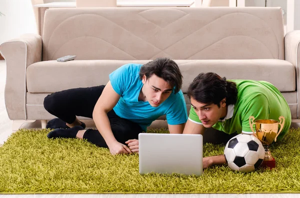 Amigos viendo fútbol en casa —  Fotos de Stock