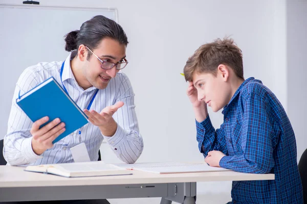 Jovem professor e menino na sala de aula — Fotografia de Stock