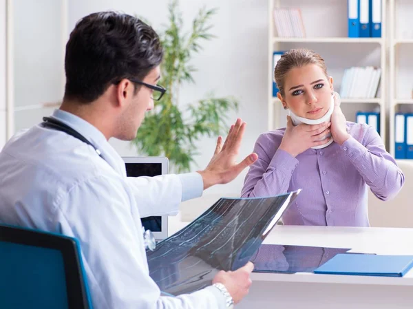 O médico examinando imagens de raios-x do paciente — Fotografia de Stock