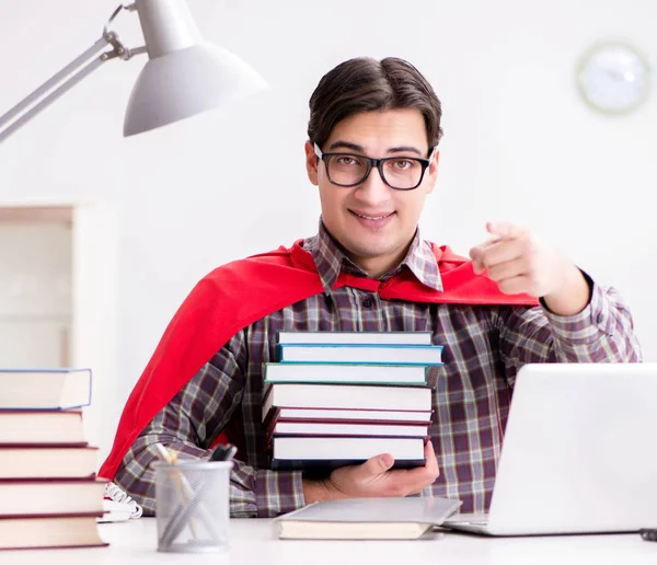 Estudante super-herói com um laptop estudando se preparando para exames — Fotografia de Stock