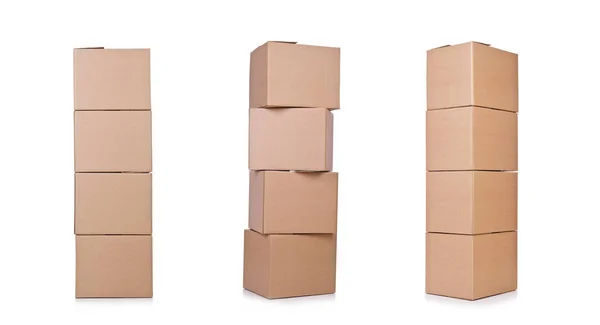 Картонные коробки изолированы на белом фоне — стоковое фото