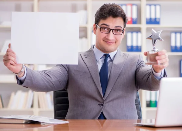 Empresario en la oficina sosteniendo un tablero de mensajes en blanco — Foto de Stock