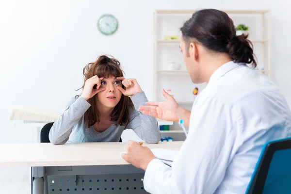 Paciente doente mental durante consulta médica — Fotografia de Stock