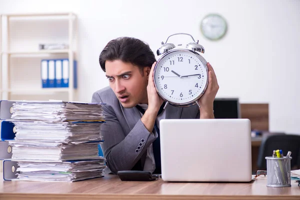 Jonge mannelijke werknemer ongelukkig met overmatig werk — Stockfoto