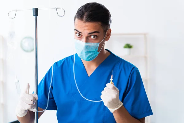 Jeune homme médecin travaillant à la clinique — Photo