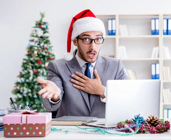 Giovane uomo d'affari che celebra il Natale in ufficio — Foto Stock