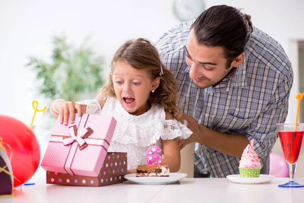 Apa a lányával ünnepli a születésnapját. — Stock Fotó