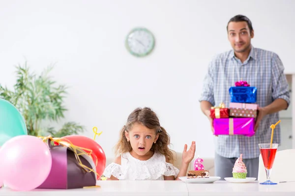 Father celebrating birthday with his daughter — Stock Photo, Image