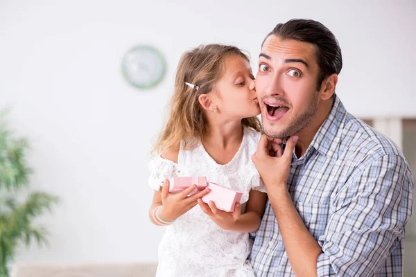 Padre celebrando cumpleaños con su hija — Foto de Stock