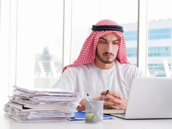 Arab businessman working in the office — Stock Photo, Image