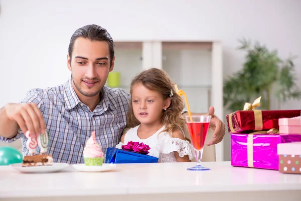 Vader viert verjaardag met zijn dochter — Stockfoto