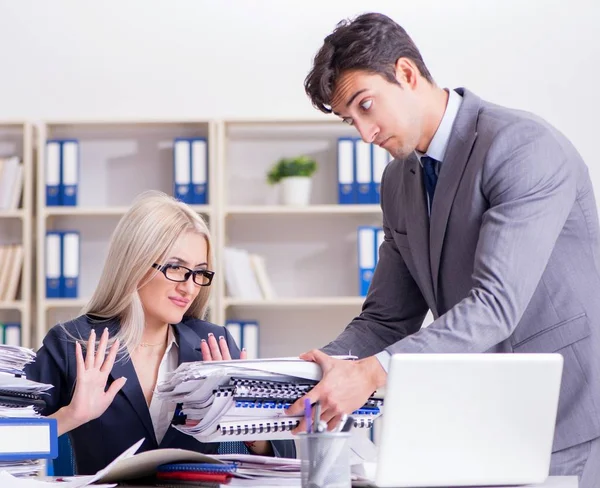 Chef bringt seiner Sekretärin zusätzliche Arbeit — Stockfoto