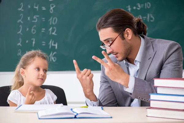 Lehrer mit jungem Mädchen im Klassenzimmer — Stockfoto
