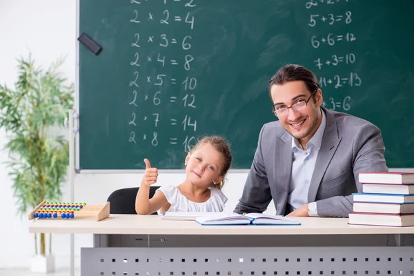 Lärare med ung flicka i klassrummet — Stockfoto