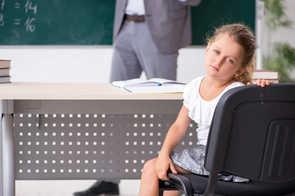 Leraar met jong meisje in de klas — Stockfoto