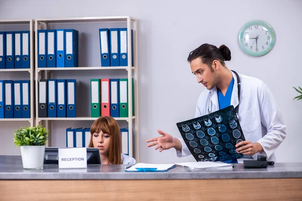 Deux médecins travaillant à la réception de l'hôpital — Photo