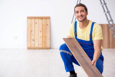 İçeride çalışan genç bir erkek müteahhit.