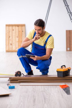 İçeride çalışan genç bir erkek müteahhit.