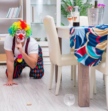 Sarhoş palyaço evde parti veriyor.