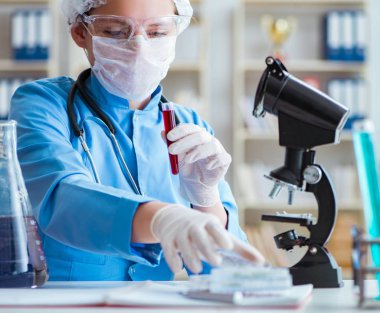 Laboratuvarda deneyler yapan kadın bilim adamı.