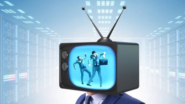 Televizyon bağımlısı bir adam.