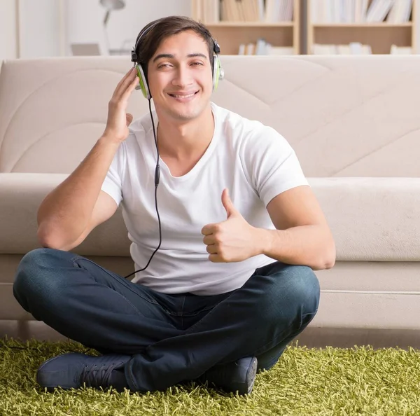 Hombre escuchando música en casa —  Fotos de Stock