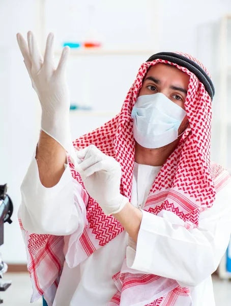 Químico árabe trabajando en la oficina del laboratorio —  Fotos de Stock