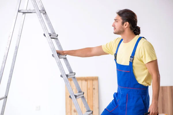 Joven contratista masculino trabajando en interiores — Foto de Stock