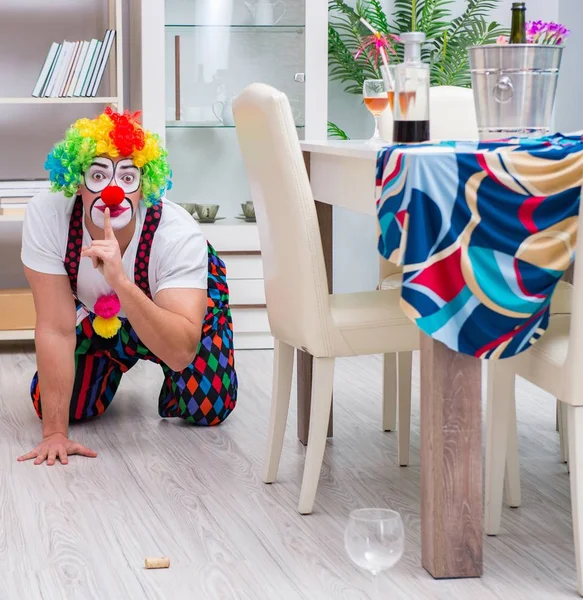 Palhaço bêbado comemorando uma festa em casa — Fotografia de Stock