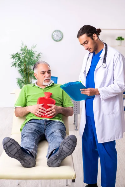 Gamle man besöker ung manlig läkare gastroenterolog — Stockfoto