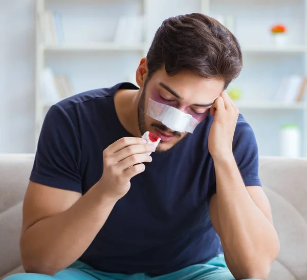 Młody mężczyzna odzyskuje zdrowie w domu po operacji plastycznej nosa — Zdjęcie stockowe