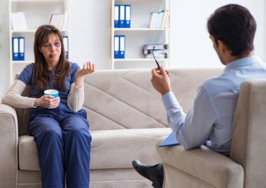 Kocası tarafından dövülen psikolog bir kadın.