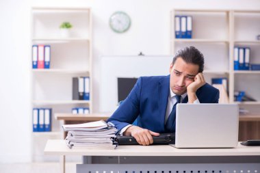Ofiste çalışan genç bir iş adamı.