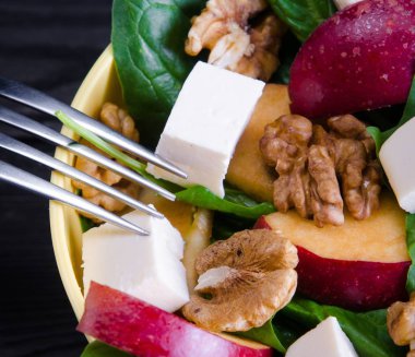 Masada fındıklı ve elmalı ıspanak salatası.