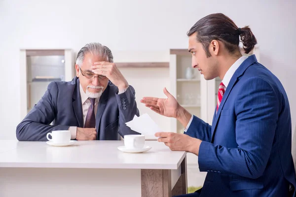 Dos hombres de negocios discutiendo negocios en la oficina — Foto de Stock