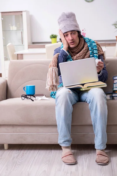 Malade étudiant masculin souffrant à la maison — Photo