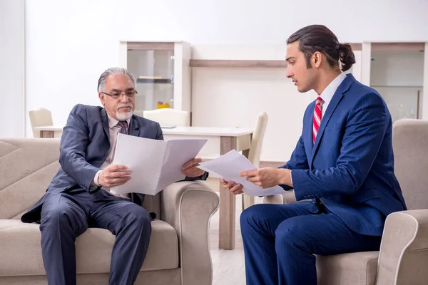 Dos hombres de negocios discutiendo negocios en la oficina —  Fotos de Stock