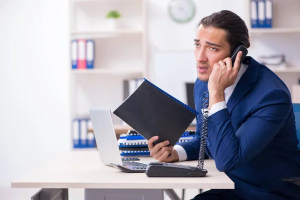 Young male businessman working in the office — Stock Photo, Image